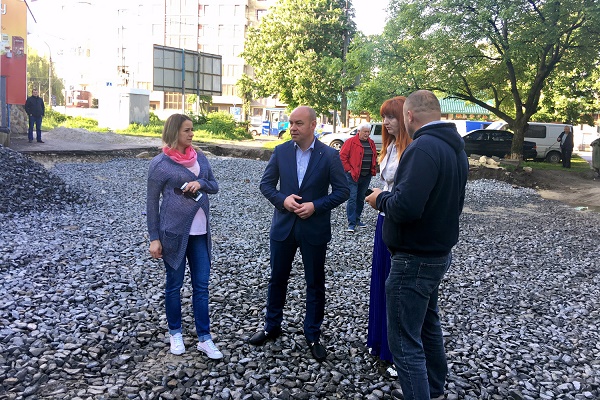 Міський голова Сергій Надал оглянув стан ремонту двору на вулиці Живова