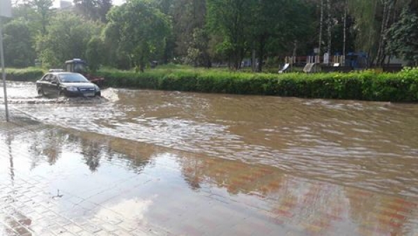 Грандіозний потоп після грози на вулиці Миру в Тернополі