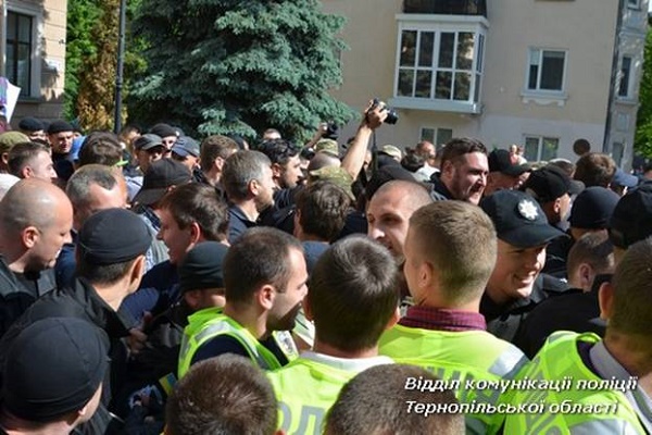 Біля міської ради у Тернополі знайшли ніж і газові балончики