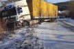 Що роблять дорожники: через слизьку дорогу на Тернопільщині вантажівка злетіла з траси і перекинулась