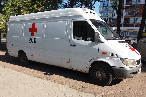 Волонтери з Англії передали автомобіль для евакуації загиблих із зони АТО (Фото)