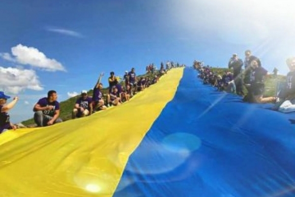 Жителі Тернопільщини беруть активну участь у підтримці флешмобу до Дня національного прапора (фото)