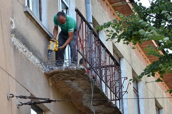 У медичній установі Тернополя демонтують аварійні балкони