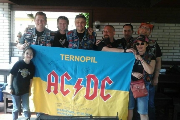 Фанати гурту «AC\DC» з Європи з’їхалися до Тернополя (Фото)