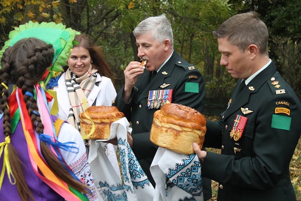 Як у Хоросткові військовий інструктор з Канади знайшов своїх родичів на свято козацької Покрови