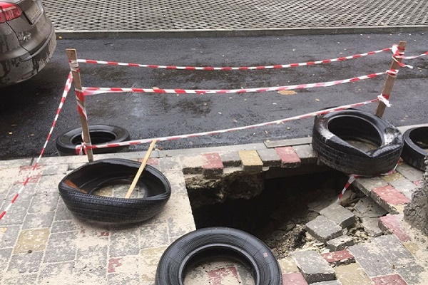 У Тернополі обвалився асфальт і відкрилося підземне приміщення (Фото)