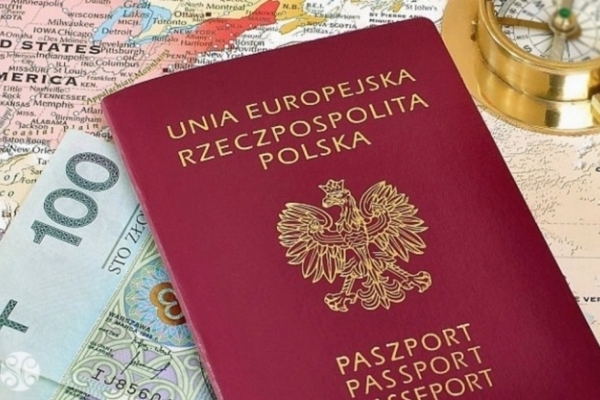 Українці зможуть купити польський паспорт за готівку?