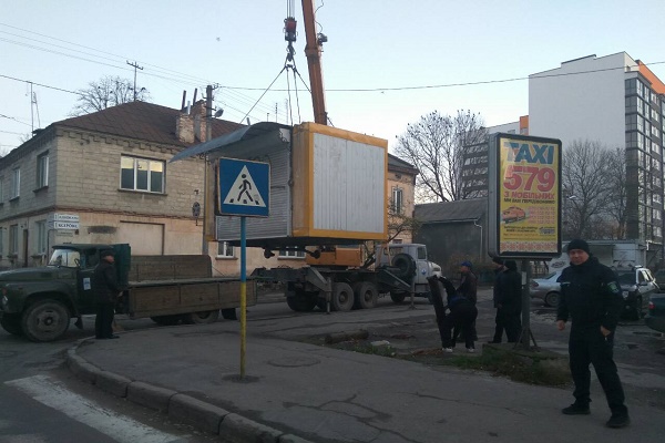 З вулиці Чехова у Тернополі забрали «МАФ», який облаштували без документів