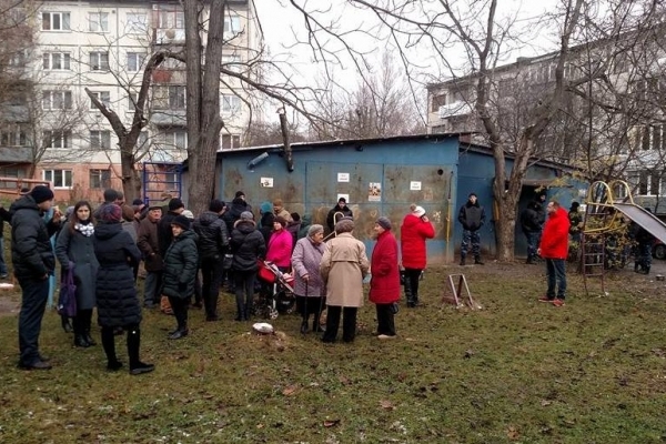 «Тітушки» та поліція: на Карпенка знову протести через забудову