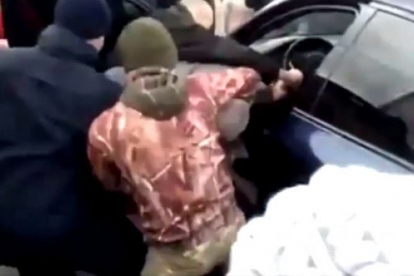 В Києві розлючені перехожі вчинили самосуд із «героєм» паркування (Відео)