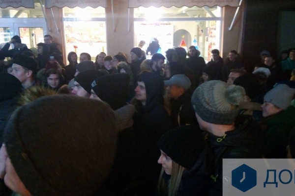 Вулиця Валова в Тернополі забита людьми через відкриття нового магазину (Фото)