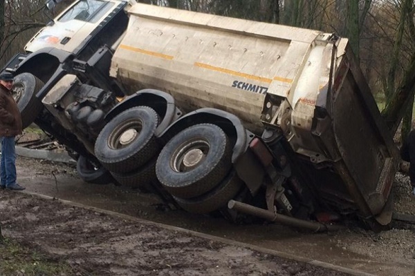У Тернополі вантажівка провалилася під землю (Фото)