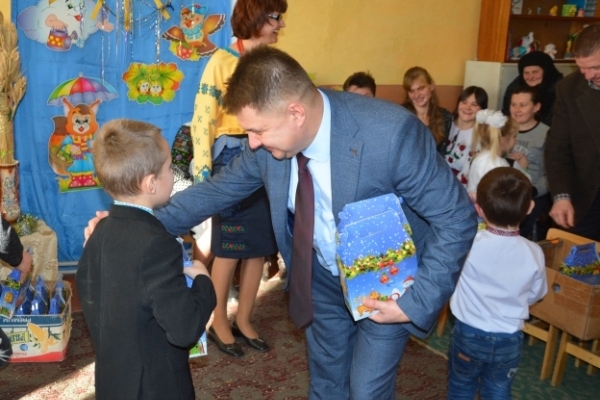Віктор Овчарук привітав з прийдешніми святами діток з Білівецької школи-дитячого садка