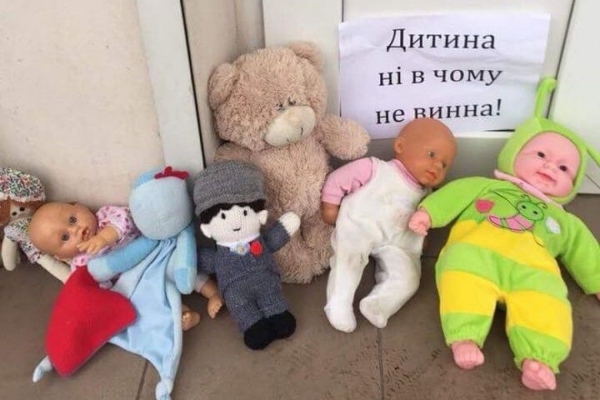 «Принеси ляльку»: Мешканець Запоріжжя запустив флешмоб на знак протесту проти дій УПЦ (МП)