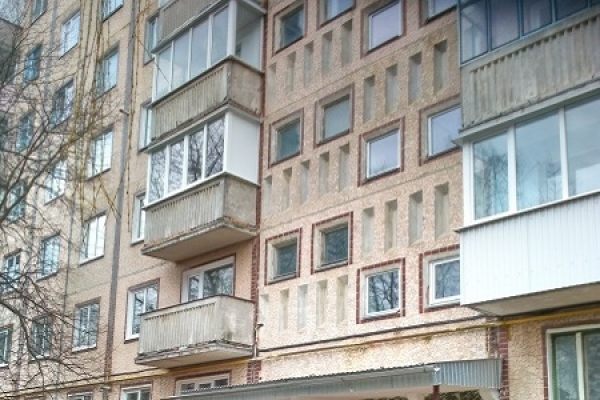 У Тернополі в одній із багатоповерхівок ставлять нові вікна