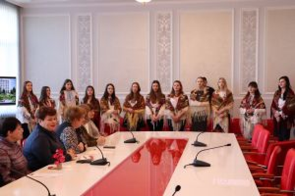 Голова облради Віктор Овчарук показав учителям із Луганщини тернопільське Різдво