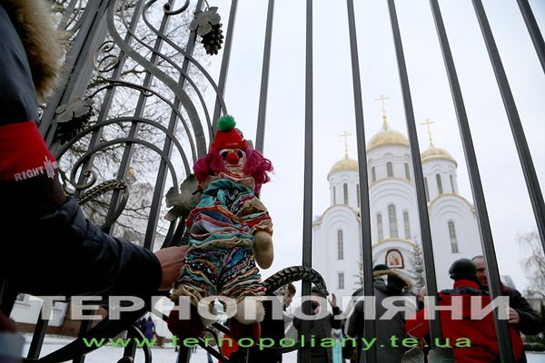 У Тернополі до храму УПЦ МП принесли закривавлені іграшки (Фото, відео)
