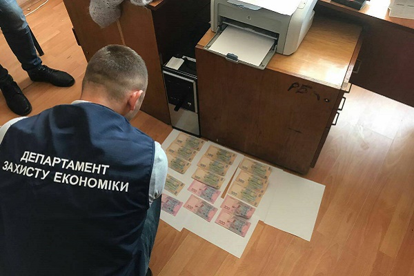 На Тернопільщині викрито злочинну схему незаконного  отримання грошей  за позачергове оформлення паспортів