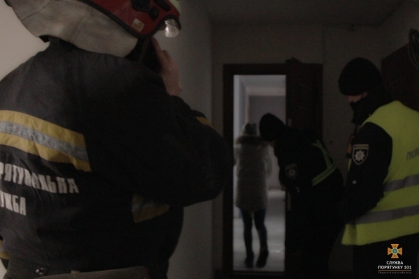 У Тернополі врятували дитину, яка могла випасти із вікна (Фото)