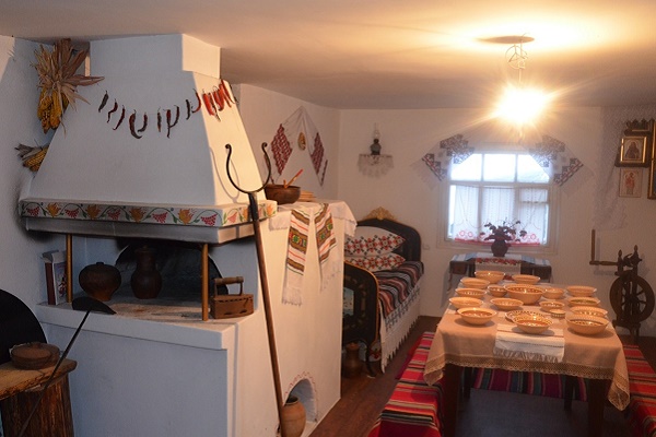 Сім'я із Кременця створила справжню етно-хату на місці старої кухні