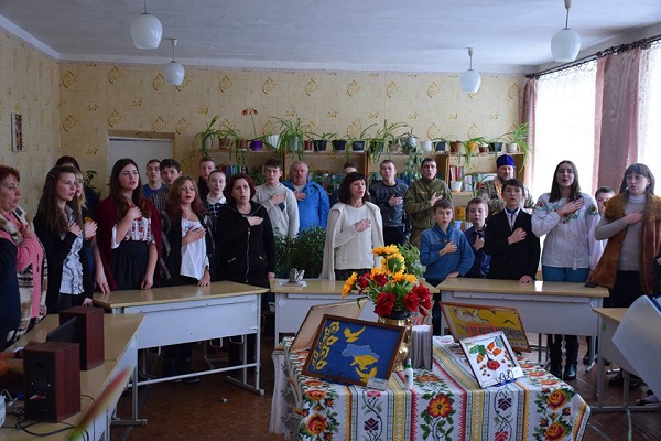 На сході України військові 44 артилерійської бригади разом зі школярами вшанували Героїв Крут