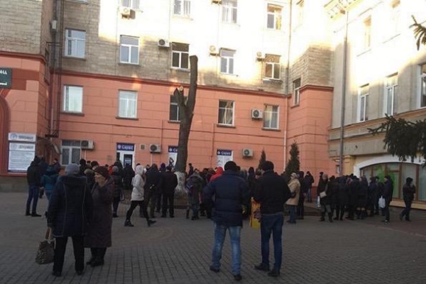 Сотні тернополян стоять в черзі за закордонними паспортами (Фото)