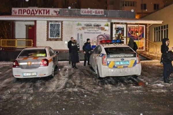 Чоловік відкрив стрілянину по натовпу у Києві: є поранені (Фото)