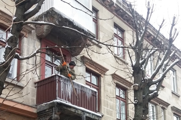 У Тернополі комунальники збивають з дахів бурульки (Фотофакт)