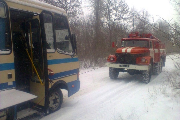 В Бучацькому районі караул місцевої пожежної команди звільнив зі снігового намету автобус