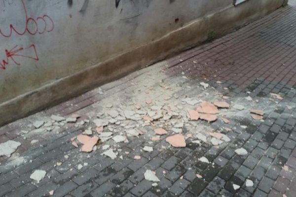 У центрі Тернополя на жінку впав шмат штукатурки