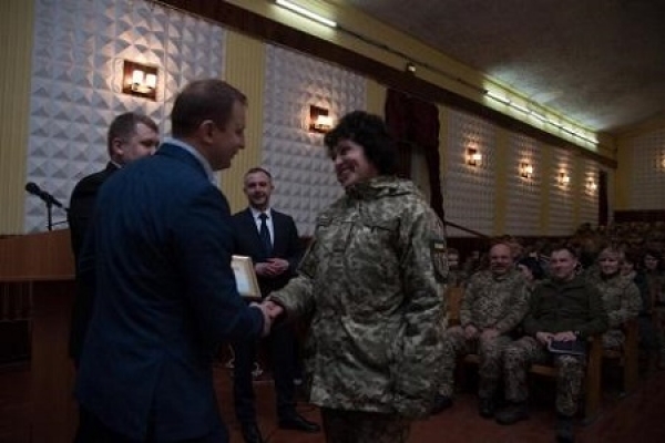 У Тернополі керівники області з нагоди Міжнародного жіночого привітали жінок-військових військової частини А3215 та артбригади