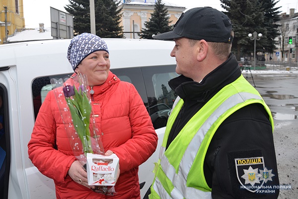 На Тернопільщині 8 березня патрульні зупиняли всіх жінок-водіїв