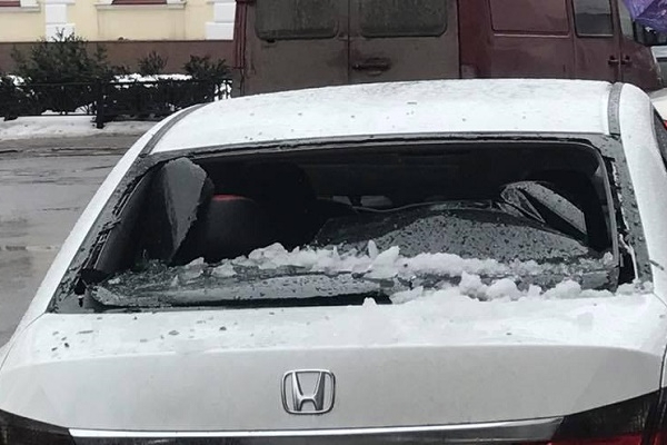 В Тернополі льодова брила розтрощила авто