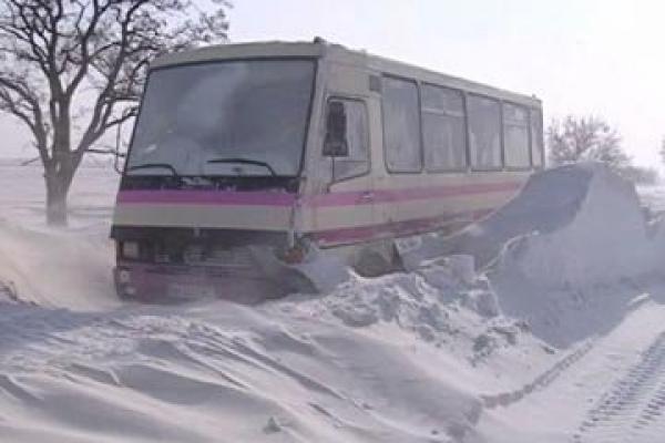 На Тернопільщині автобус з пасажирами застряг у сніговому заметі