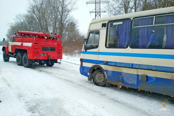 Сніжний березень: У Чорткові на Тернопільщині із замету витягали автобус