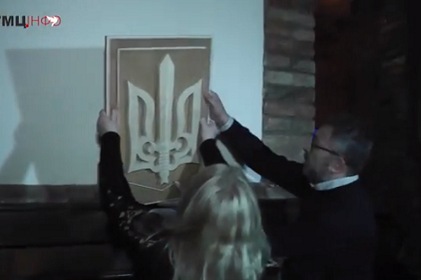 Поляк, який у Тернополі напідпитку знищив стилізований герб України, розкаявся. Його мама привезла новий (Відео)