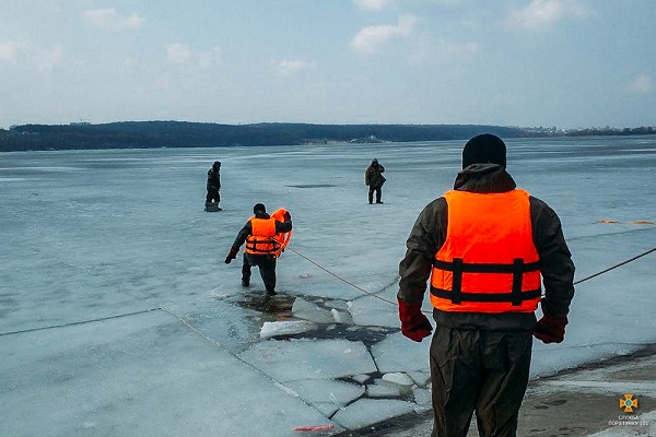 На Тернопільщині семеро рибалок провалились під лід