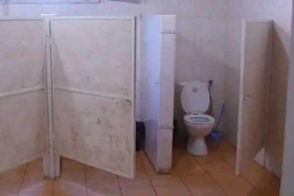 У Тернополі студентку обікрали у вбиральні