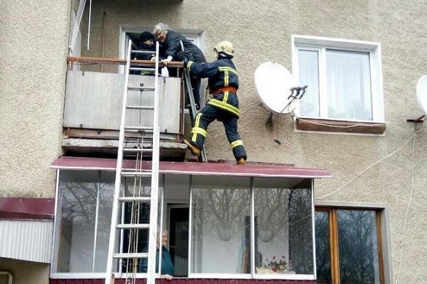 В Бучачі пенсіонерка випала з балкону