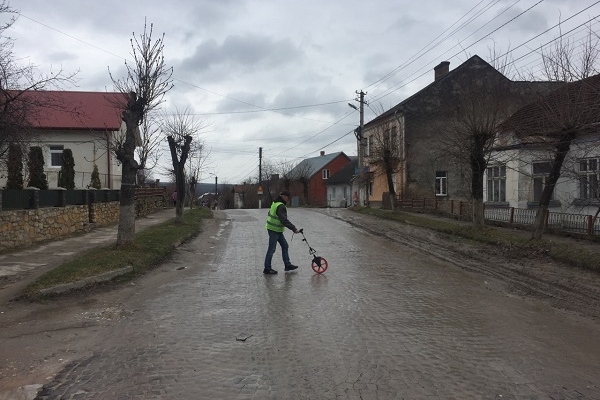 Шляховики розпочали підготовку до ремонту дороги в Бережанах