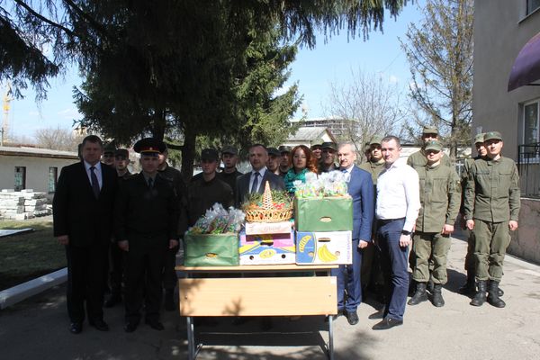 Учні шкіл Тернопільського району підготували великодні кошики для захисників України (Фото)