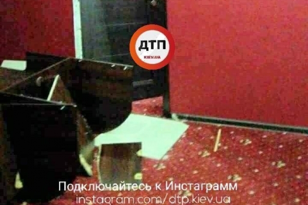 У Києві невідомі у балаклаві розгромили гральний будинок (Фото)