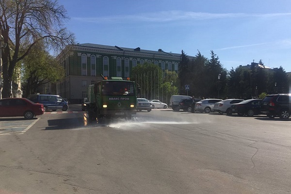 На центральних вулицях Тернополя продовжують працювати поливальні машини