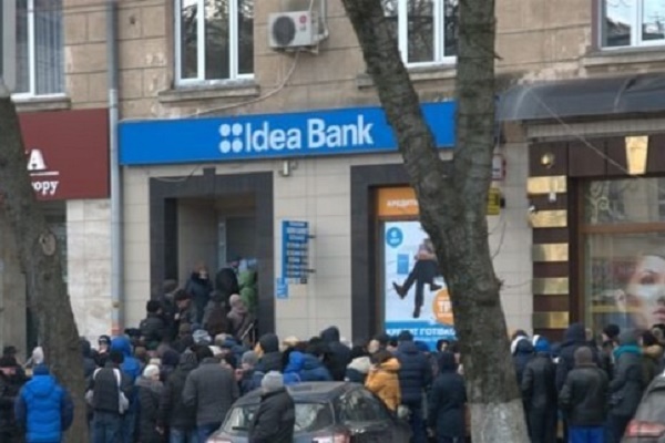 У Тернополі люди штурмують польські банки: знову «рвонули» за кордон