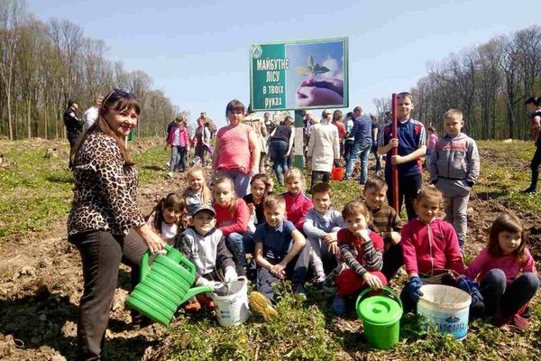 У Борщівському лісництві діти висадили 320 саджанців дуба (Фото)