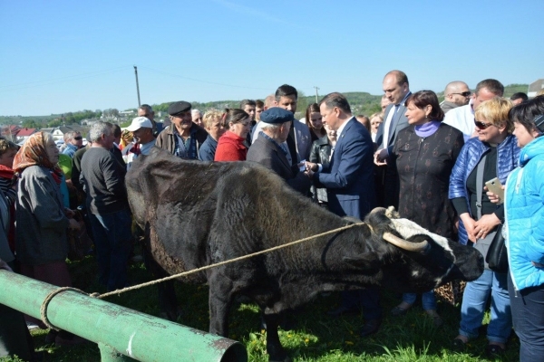 На Тернопільщині на базарі на прикладі терок Ляшко пояснив економічний розвиток України (Фото, відео)