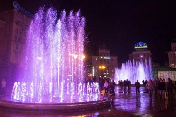 Сезон фонтанів: киян та гостей міста потішать яскравим шоу (Фото)