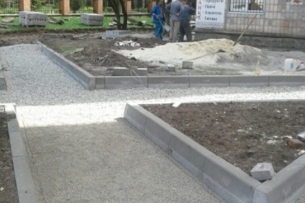 Неподалік бульвару Данила Галицького в Тернополі ремонтують пішохідні доріжки 