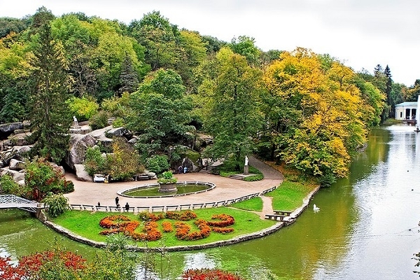 7 мальовничих парків України, які варто відвідати цього літа