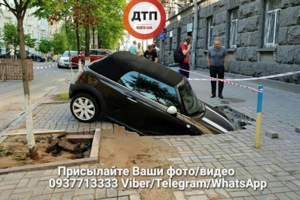 У центрі Києва в яму провалився кабріолет (Фото)